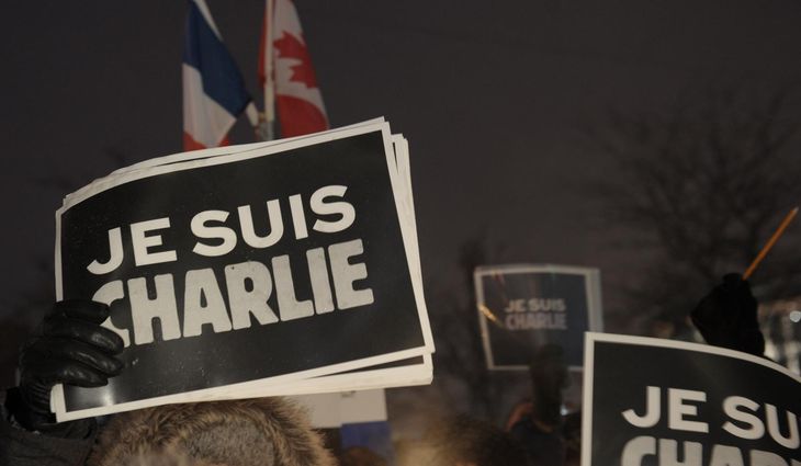 4551171_6_6e9a_people-holds-signs-reading-i-am-charlie_6b660e9920e61ea830433ad7927aef6f